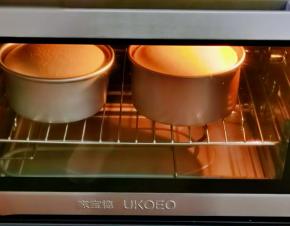 烤箱提前预热，上管140度下管150度烤45分钟，具体时间根据自家烤箱温度另定。（我烤了两个，方子是1个六寸的量）