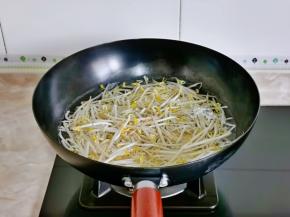 豆芽焯水，冷水下锅烧开煮1分钟捞出。