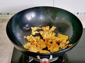 表面凝固后将鸡蛋铲碎盛出备用。