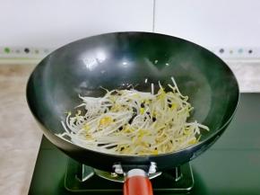另起油锅，倒入豆芽翻炒。