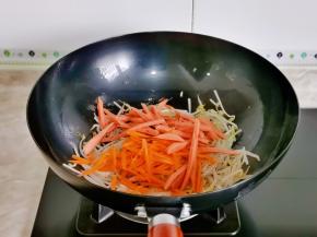再加入胡萝卜丝与火腿丝。