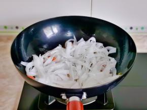 加入河粉小火翻炒。