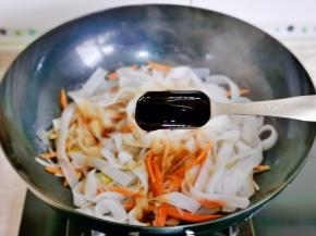 加入蚝油翻炒均匀。