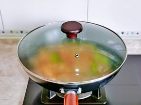 盖上盖子把青菜炒熟。