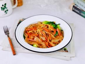 简单快手的时蔬炒河粉。