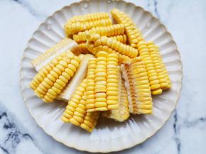 玉米切块。