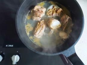 筒子骨洗净，放入锅中，加入没过食材的水，加三片姜一勺料酒焯出浮沫，捞出洗净备用。