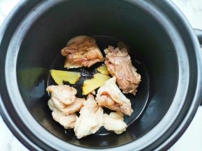 将焯水后的筒子骨放入锅中，