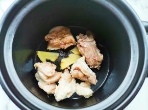 将焯水后的筒子骨放入锅中，