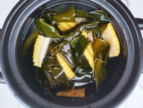 加入没过食材的水，滴几滴醋，盖上锅盖大火煮开转小火熬煮100分钟。