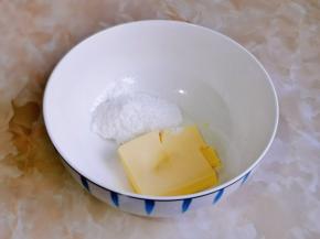 一定要把酥皮先做上哈，黄油软化至手指轻轻摁一下有手印，加入糖粉。