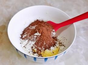 筛入低筋面粉，可可粉揉成面团。