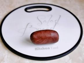 整成圆柱形，包上保鲜膜，放入冰箱“冷冻”室。