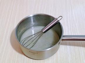 现在做泡芙，将玉米油，纯净水，盐放入锅中，用手动打蛋器搅拌均匀。