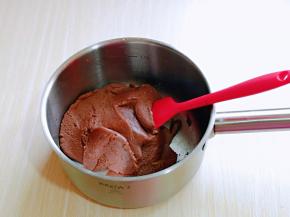 快速翻拌均匀至无干粉。