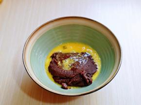 将蛋液分三次倒入面团中，每加入一次蛋液后，“必须翻拌均匀，蛋液与面团完全融合在一起” 再加入下一次蛋液，切记分三次加入蛋液，每次一定要拌均匀。