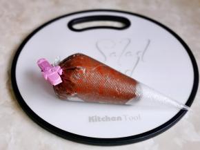 将面糊装入裱花袋中。