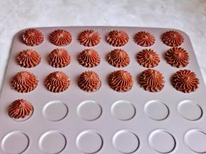 挤入烤盘中，手不要往下压，一边挤手一边提高。(不是不粘烤盘，记得垫上油纸)