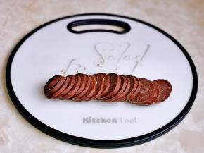 取出冷冻好的酥皮切片，薄厚根据个人喜欢来即可，我喜欢厚一点。