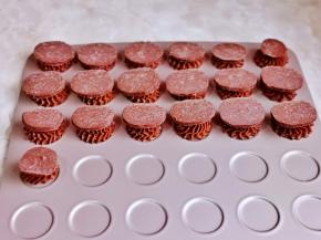 把酥皮放在面糊上。