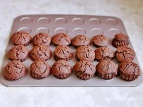 戴上隔热手套取出烤盘，放旁边晾凉。