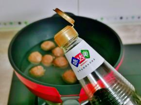 加入生抽提味。