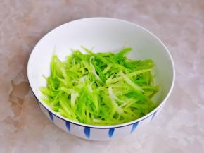 利用这时间将萝卜插丝。