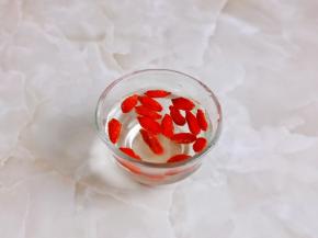 枸杞洗净冷水泡5分钟。