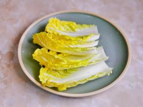 娃娃菜掰开洗净。