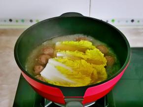 牛肉丸熟后加入娃娃。