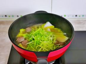 再加入萝卜丝煮3分钟。