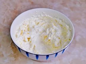 淡奶油加白砂糖启动电动打蛋器打发即可。