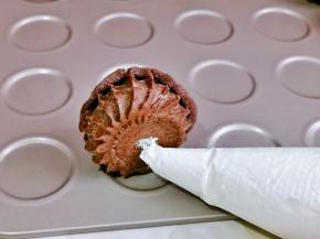 打发的奶油装入裱花袋中，泡芙凉后，用筷子捅个小洞洞，再将裱花嘴插入洞洞里，挤入奶油即可。