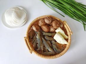 准备对虾、笋、香菇、猪肉、韭菜、饺子皮。