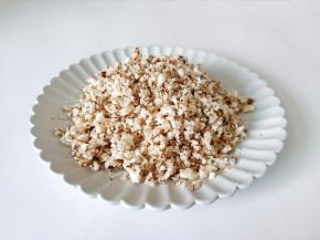 香菇用盐水清洗干净，剁成末。