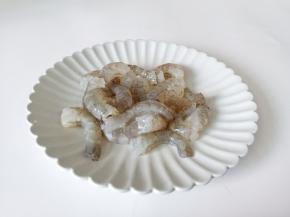 对虾剥去虾头、虾线再去除虾壳。