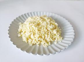 笋剥壳后切片再切成小丁。