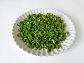 韭菜清洗好后控干水分，切成碎末。