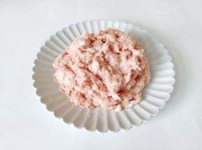 猪肉去除猪皮，剁成猪肉馅。