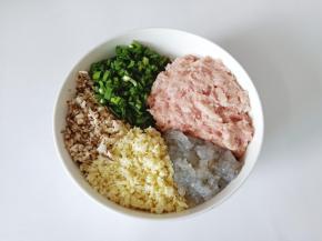 把五种食材放入容器中。