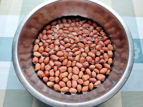 花生米先浸泡几分钟，一会就好，看到表皮发皱就可以了。