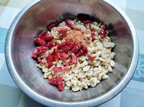 加入各种调料，拌匀。干辣椒要剪段。