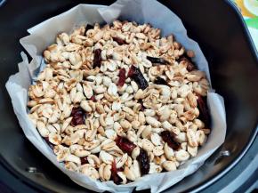 取出炸篮，将花生晃动几下，用筷子扒拉，尽量将花生换下位置，再烤5分钟。