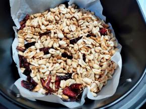 因为花生比较多，所以再次将花生翻动位置，又烤了5分钟，总共烤了20分钟。如果花生量少，可以适当减少时间。