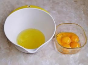 首先将蛋白蛋黄分离，分别，无油无水的器具中。