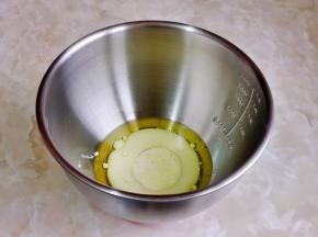 玉米油与牛奶混合打至均匀。