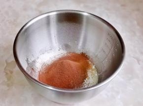 筛入低粉与可可粉。