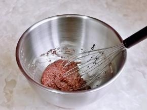 手动打蛋器来回搅动至无干粉。