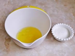 蛋白打发，分三次加入白砂糖。