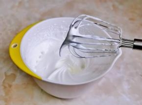 打发至提起打蛋器有微微的弯勾即可。